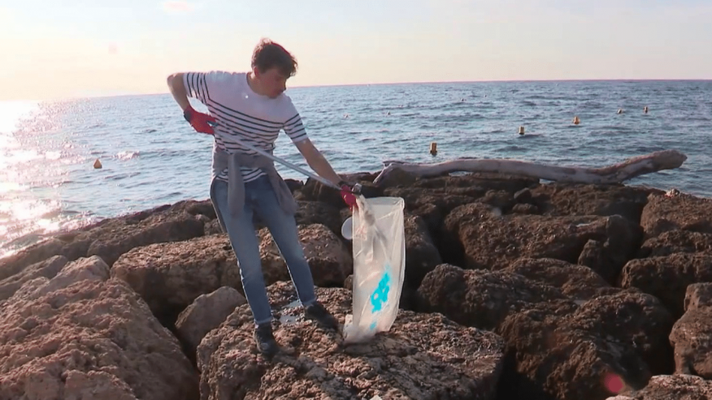 Bouches-du-Rhône : à Sausset-les-Pins, une opération de grand nettoyage de la Méditerranée
Chaque année, partout dans le monde, des bénévoles se mobilisent pour ramasser des déchets. À l’occasion de la Journée mondiale du nettoyage de la planète, samedi 21 septembre, une équipe de France Télévisions se trouvait aux côtés des participants sur la plage des Bouches-du-Rhône.