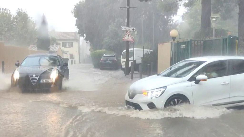 Orages : des pluies diluviennes inondent le centre de Marseille
Le centre de Marseille s'est retrouvé inondé à cause d'orages importants, qui touchent 12 départements placés en vigilance orange par Météo-France, mercredi 4 septembre.