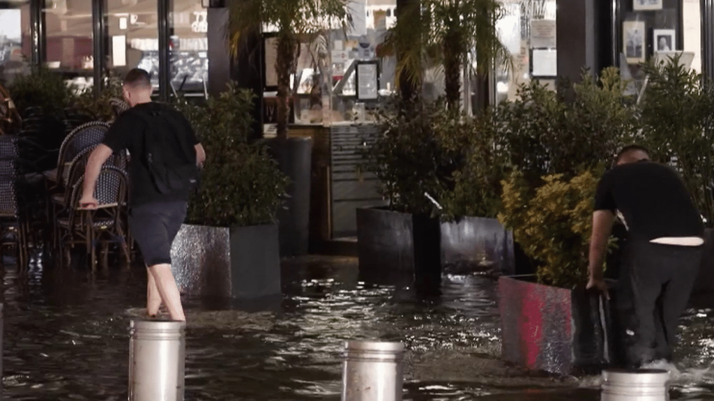 Intempéries : une nuit d'orages et d'inondations dans le sud-est de la France
Des orages ont touché tout le sud-est de la France, dans la nuit du mercredi 4 au jeudi 5 septembre, provoquant des inondations. À Marseille notamment, dans les Bouches-du-Rhône, les quais du Vieux-Port étaient entièrement immergés.