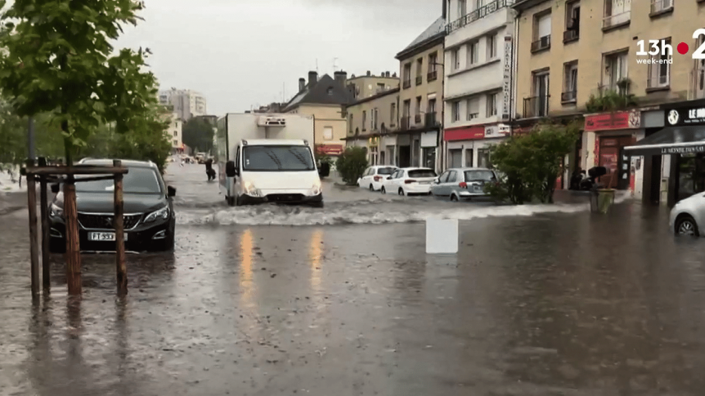 Intempéries : de violents orages partout en France
Grêle, pluie, fortes crues… La nuit du samedi 7 au dimanche 8 septembre a été ponctuée de nombreuses intempéries dans plusieurs régions de l'Hexagone.