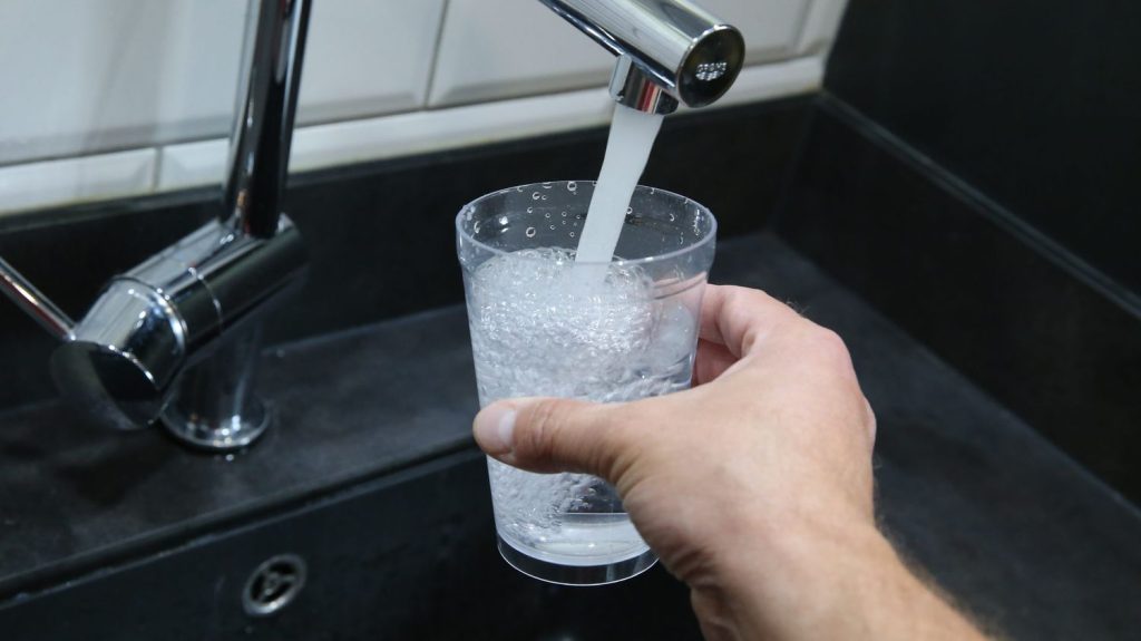 Reportage
"C'est infernal" : à Saint-Symphorien-d'Ozon, la présence des PFAS dans l’eau du robinet dépasse les seuils réglementaires
La cellule investigation de Radio France et le réseau France Bleu ont analysé l'eau du robinet de près de 90 communes. Si l'ampleur de la contamination à Saint-Symphorien-d'Ozon est connue depuis deux ans, les habitants ne savent toujours pas quoi faire en attendant les travaux d'assainissement.