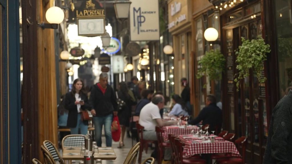 Journées européennes du patrimoine 2024 : à la découverte du passage des Panoramas
Construit en 1799, le passage des Panoramas, situé dans le 2e arrondissement de la capitale, est un lieu insolite et chargé d’histoire. Le 20 Heures vous emmène à sa découverte.