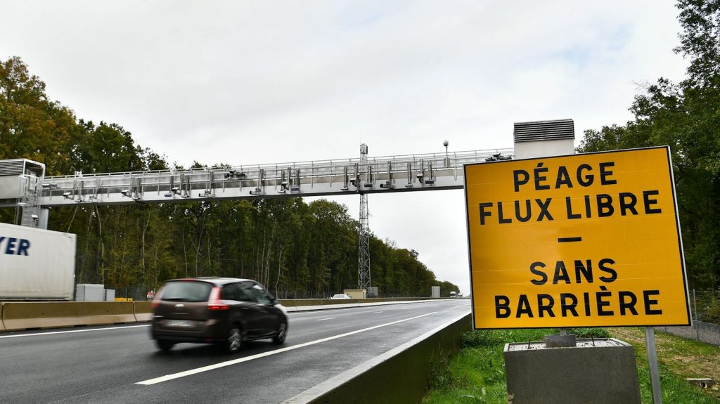 Vidéo
Gain de temps, paiement... On a testé le péage sans barrière sur l'axe A13-A14
Le système de péage "à flux libre" supprime les arrêts au cours du trajet, mais impose un paiement a posteriori. Déjà utilisé dans d'autres pays, ce système s'implante peu à peu en France, avec notamment l'axe Paris-Normandie qui l'adoptera totalement dès le mois de décembre.