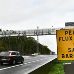 Vidéo
Gain de temps, paiement... On a testé le péage sans barrière sur l'axe A13-A14
Le système de péage "à flux libre" supprime les arrêts au cours du trajet, mais impose un paiement a posteriori. Déjà utilisé dans d'autres pays, ce système s'implante peu à peu en France, avec notamment l'axe Paris-Normandie qui l'adoptera totalement dès le mois de décembre.