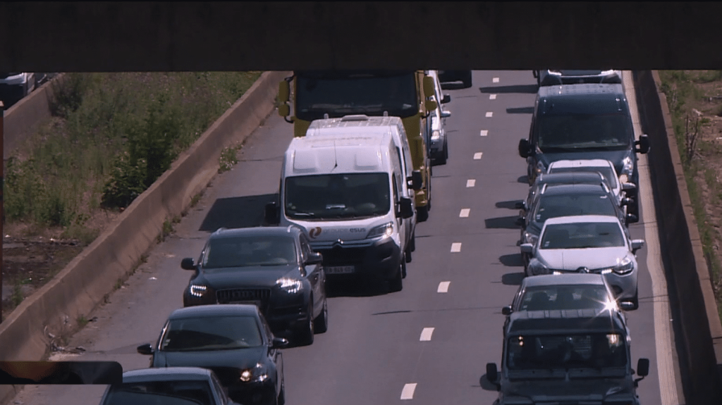 Paris : le périphérique à 50 km/h n’enchante pas les usagers
Le 1er octobre prochain, le périphérique parisien passera à une limitation de 50 km/h contre 70 actuellement. Une mesure loin de ravir les usagers.