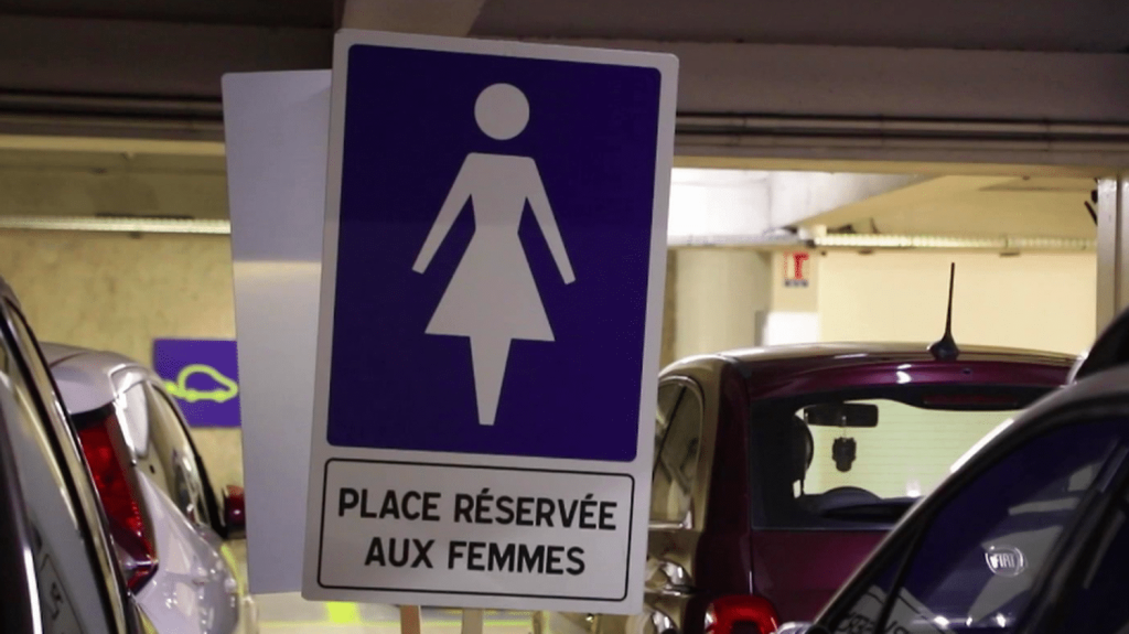 Metz : des places de parking désormais réservées aux femmes
À Metz, suite à un viol, la municipalité a décidé de réserver des places de parking aux femmes, pour plus de sécurité. Les emplacements sont situés près de l'entrée et de la sortie.