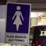 Metz : des places de parking désormais réservées aux femmes
À Metz, suite à un viol, la municipalité a décidé de réserver des places de parking aux femmes, pour plus de sécurité. Les emplacements sont situés près de l'entrée et de la sortie.