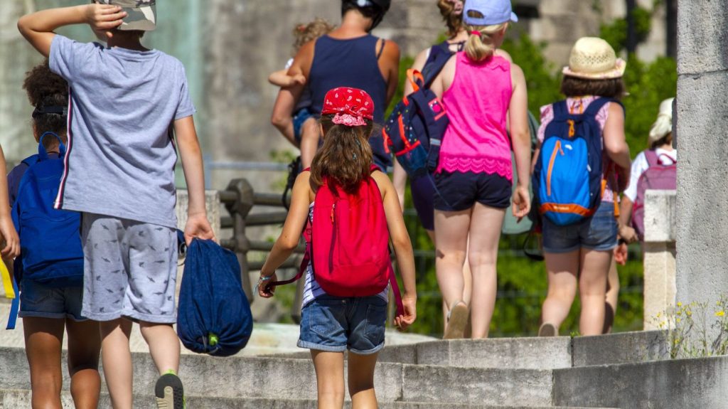 La mère d'un enfant de 11 ans originaire de la Somme porte plainte pour "violences aggravées" après le séjour de son fils en colonie de vacances
Le garçon, originaire de la Somme, a participé à une colonie de vacances dans le Finistère fin août. Il assure avoir notamment été frappé tous les jours par un groupe de garçons pendant le séjour.