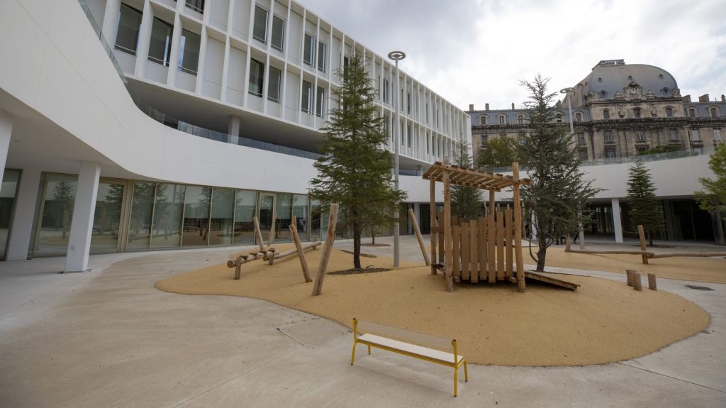 Reportage
Brise-soleil, brasseurs d'air, plancher rafraîchissant... comment le plan "Marseille en grand" se concrétise dans les écoles de la ville
Sur les 5 milliards d'euros investis dans la cité phocéenne, 1,5 milliard est attribué aux écoles, notamment pour leur permettre de mieux faire face aux fortes chaleurs.