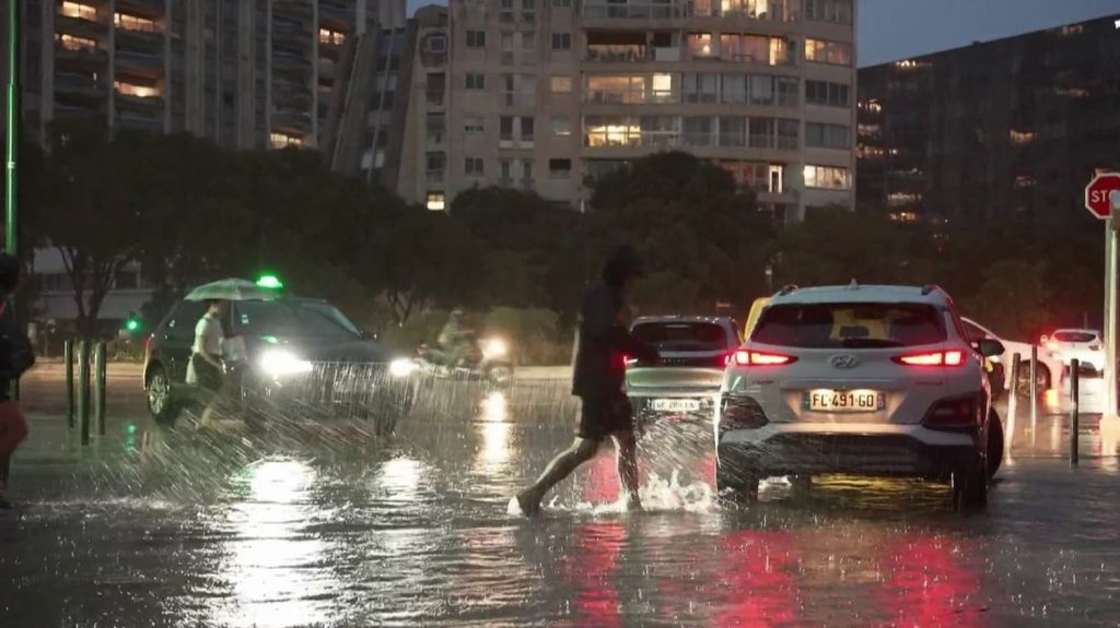 Intempéries : Marseille touchée par des pluies diluviennes
Mercredi 4 septembre, il est tombé 80 cm de pluie en quelques heures à Marseille, dans les Bouches-du-Rhône. Les habitants ont été surpris par la brusque montée des eaux.