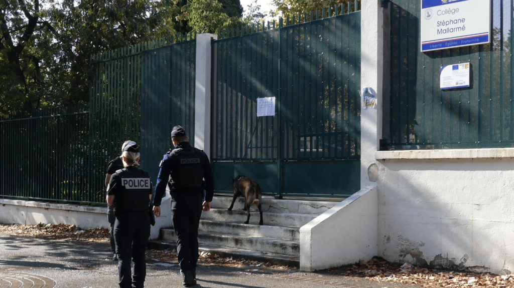 Impacts de plombs sur un collège à Marseille : le préfet de police promet une "présence permanente" de la police "tant que nécessaire"
Le préfet de police assure que des policiers sont présents "tous les jours" devant le collège depuis la découverte de ces impacts.