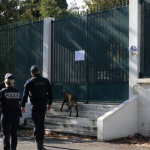 Impacts de plombs sur un collège à Marseille : le préfet de police promet une "présence permanente" de la police "tant que nécessaire"
Le préfet de police assure que des policiers sont présents "tous les jours" devant le collège depuis la découverte de ces impacts.