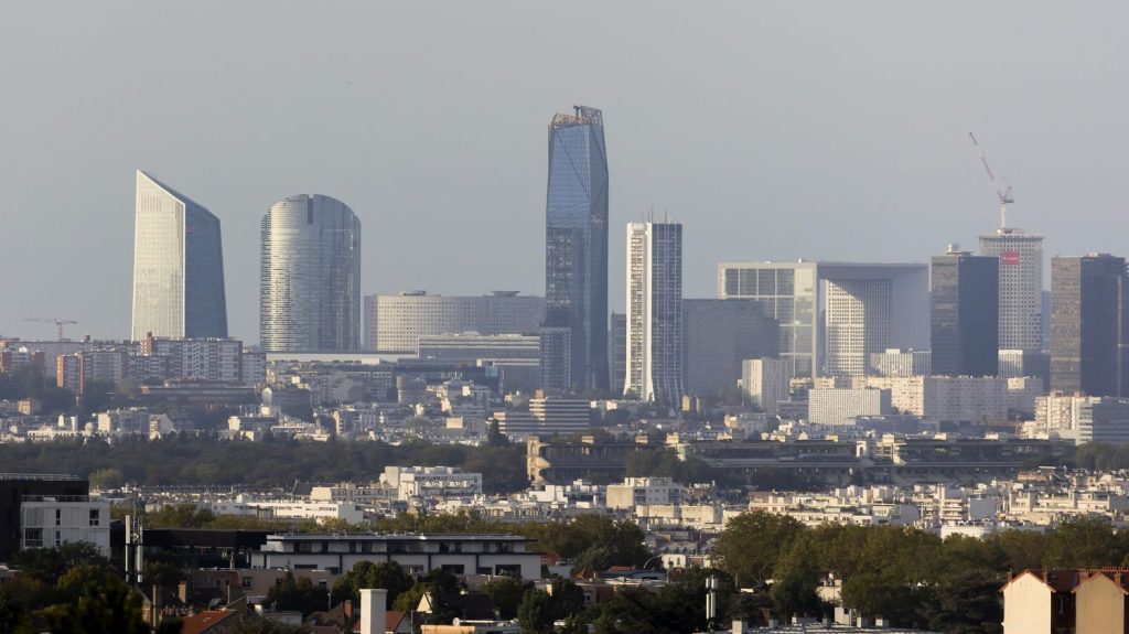 La Banque de France va revoir sa prévision de croissance légèrement à la hausse pour 2024
Une hausse peut-être minime mais qui se maintient dans un contexte empreint d'incertitude. Le gouverneur de la Banque de France met en avant deux raisons, la baisse du taux d'inflation et le succès des JO.