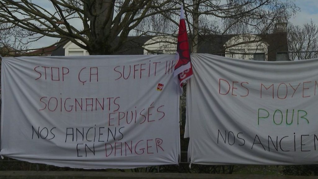 Ehpad : les établissements confrontés à une situation économique fragile
Le manque de personnel dans les Ehpad se répercute sur la santé des pensionnaires. Cette situation est dénoncée par les soignants, mais aussi par les familles de résidents.