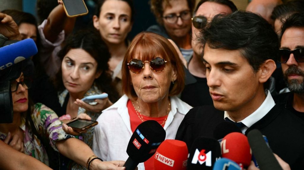 Affaire des viols de Mazan : comment l'attitude de Gisèle Pélicot a déjà donné au procès une dimension historique et internationale
La combativité de la victime et ex-épouse du principal accusé, qui a refusé le huis clos et témoigné publiquement jeudi, participe du retentissement de cette audience, où 50 autres hommes sont jugés pour l'avoir violée alors qu'elle était droguée et inconsciente.