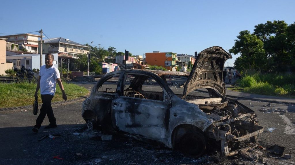 Le couvre-feu partiel en vigueur en Martinique est prolongé jusqu'à jeudi matin et étendu à un autre quartier de Fort-de-France, en raison des violences
"Cette interdiction temporaire relative" des déplacements s'appliquera de 21h30 à 5 heures du matin dans certains quartiers du chef-lieu de la Martinique et de la commune limitrophe du Lamentin, de lundi à jeudi matin.