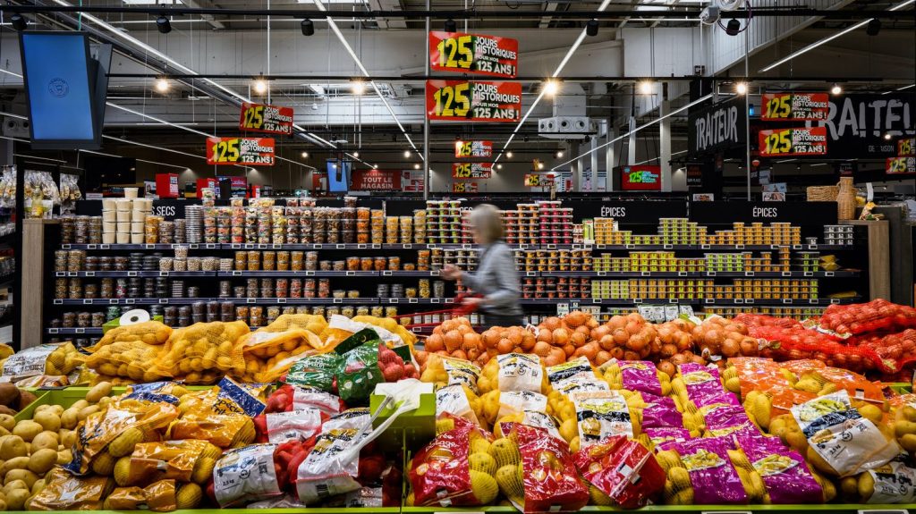 Inflation : on vous explique pourquoi la baisse des prix n'est pas forcément une bonne nouvelle pour la consommation
L'Insee rapporte un ralentissement de l'inflation au mois de septembre, mais les experts restent attentifs à un risque de déflation.