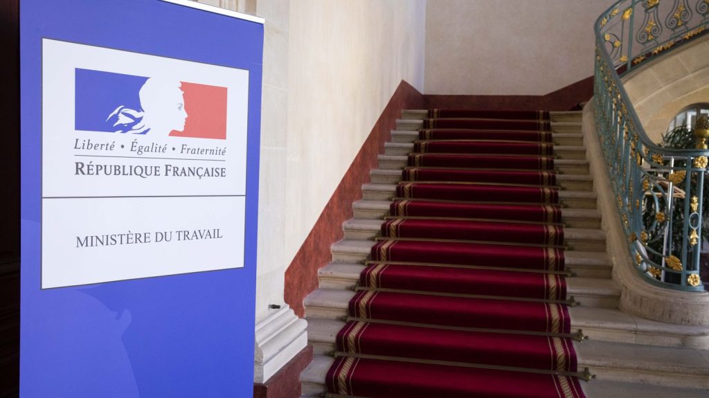 Apprentissage : le gouvernement prévoit de réduire les aides à l'embauche, des entreprises "vont devoir remplacer les apprentis par des stagiaires"
Dans ses travaux préparatoires pour le budget 2025, le gouvernement sortant propose notamment de s'attaquer à l'apprentissage en rognant sur les primes à l'embauche qui bénéficient à 850 000 apprentis.