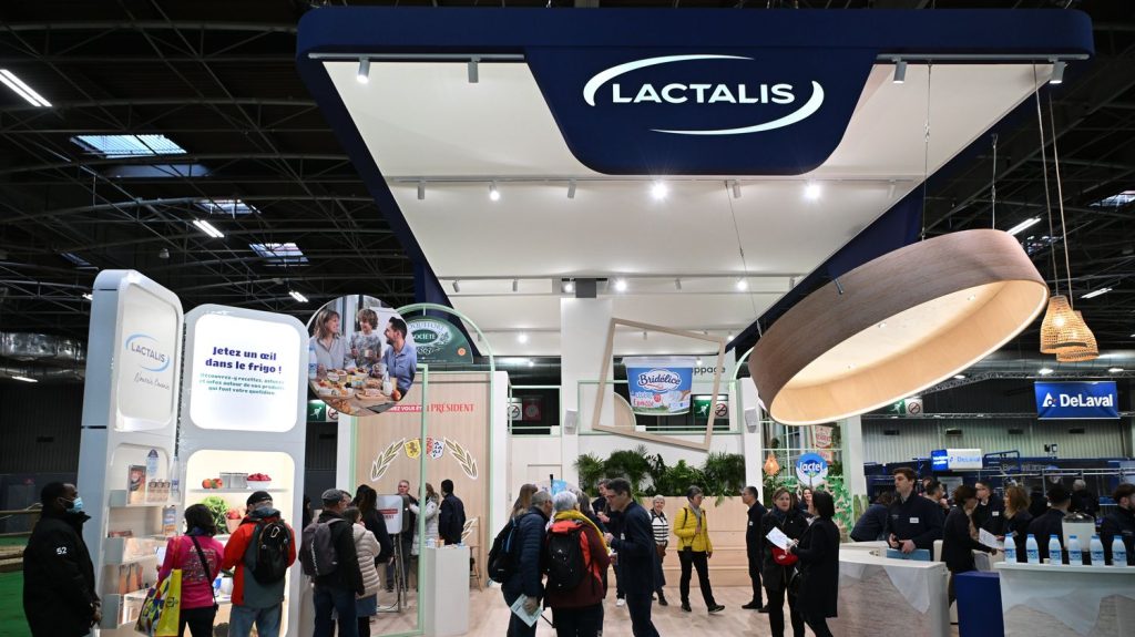 Réduction de la collecte de lait en France : la Fédération nationale des producteurs de lait dénonce "un acte de représailles" de Lactalis
Le numéro 1 mondial du lait a annoncé mercredi qu'il allait baisser les volumes de lait collecté dans les fermes françaises à destination des marchés internationaux à partir de la fin de l'année.