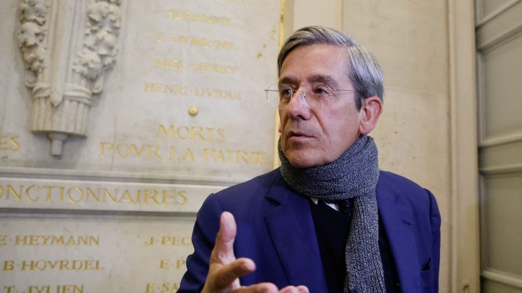 Déficit budgétaire : "L'effort principal doit porter sur la réduction de la dépense et non pas sur les recettes", soutient le rapporteur général du budget
Charles de Courson, rapporteur général du budget, estime lundi, que des mesures fiscales concentrées sur les très hauts revenus, ne rapporterons que "quelques centaines de millions". Il plaide pour "des économies sur les dépenses".