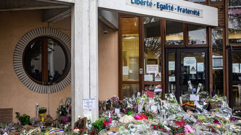 Le collège de Samuel Paty à Conflans-Sainte-Honorine vote pour renommer l'établissement au nom du professeur assassiné
Près de quatre ans après l'assassinat du professeur au collège du Bois d'Aulne, à Conflans-Sainte-Honorine, l'établissement vient finalement d'accepter l'idée de renommer le collège en hommage à Samuel Paty.