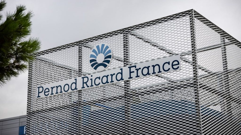 Pernod Ricard renonce au partenariat avec le PSG et perd une belle exposition à l'international
La rivalité entre Marseillais et Parisiens a eu raison de cet accord commercial qui devait durer quatre ans, et qui devait permettre à Pernod-Ricard de promouvoir certaines de ses 240 marques à l’étranger.