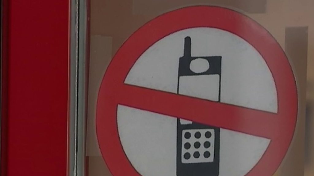 Rentrée scolaire 2024 : l'uniforme et l'interdiction des portables testés dans certains établissements
Quelques changements seront opérés, lundi 2 septembre, lors de la rentrée des classes dans certains établissements scolaires qui testent notamment le port de l'uniforme et l'interdiction des téléphones.