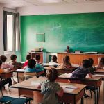 Rentrée scolaire : "Il n'y aura pas un professeur devant chaque classe à la rentrée", assure Sophie Vénétitay, secrétaire générale du Snes-FSU
Entre "1 400 et 1 500 postes n'ont pas été pourvus dans les concours de recrutement pour les collèges et lycées" cette année, selon Sophie Vénétitay, au micro de France Culture.