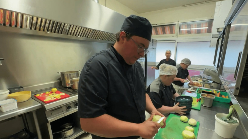 Handicap : carton plein pour le restaurant “Un Petit Truc en Plus”, dans le Haut-Rhin
En Alsace, un restaurant inclusif nommé “Un Petit Truc en Plus” fête son cinquième anniversaire. Il emploie des personnes en situation de handicap entourées par les chefs et des bénévoles.