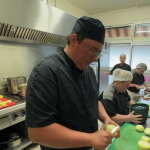 Handicap : carton plein pour le restaurant “Un Petit Truc en Plus”, dans le Haut-Rhin
En Alsace, un restaurant inclusif nommé “Un Petit Truc en Plus” fête son cinquième anniversaire. Il emploie des personnes en situation de handicap entourées par les chefs et des bénévoles.