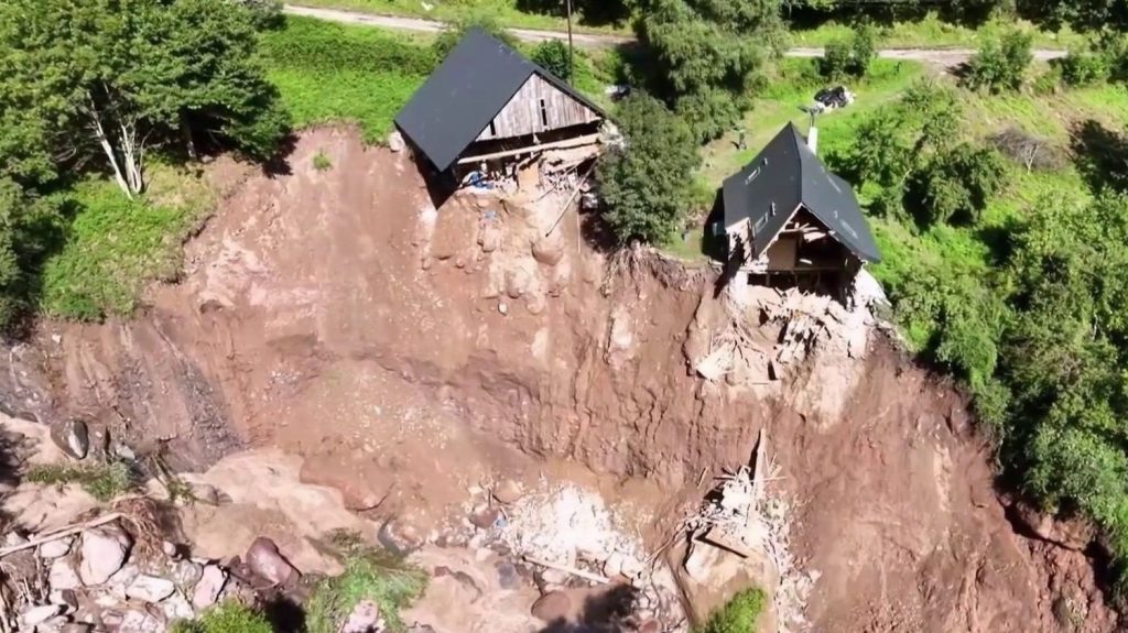 Intempéries dans la Vallée d’Aspe : retour dans les hameaux dévastés lors de la catastrophe
Dimanche 15 septembre, sept jours après les violentes intempéries qui ont touché la vallée d’Aspe, des habitations sont encore et toujours coupées du reste de la France. Des sinistrés s’attellent à remettre en état leurs villages.