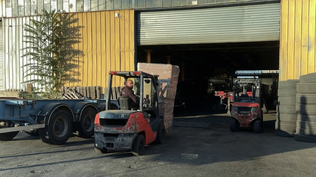 Douanes : saisie record de pièces automobile contrefaites
À Marseille (Bouches-du-Rhône), les douaniers font la chasse aux contrefaçons de pièces automobiles.
