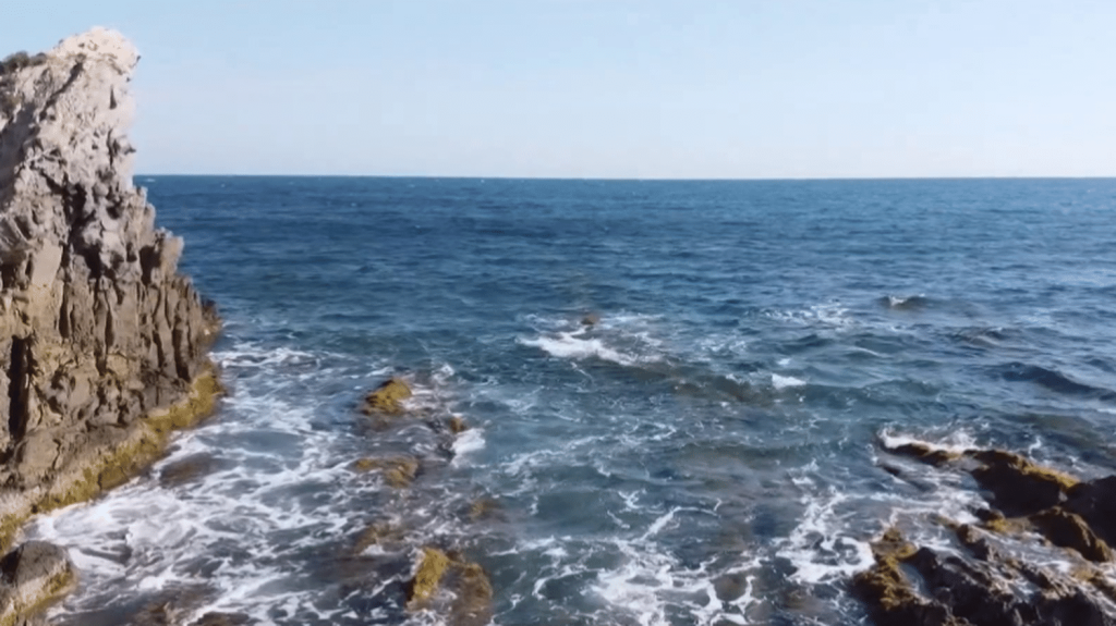 Côte d'Azur : la région légèrement ébranlée par un séisme de magnitude 4,3
Un léger tremblement de terre a été observé le soir du samedi 14 septembre sur la Côte d'Azur et dans le Var. Un séisme de magnitude 4,3 avec un épicentre situé à plus de 50km au large de Fréjus dans la Méditerranée. La zone est-elle à terme menacée ?