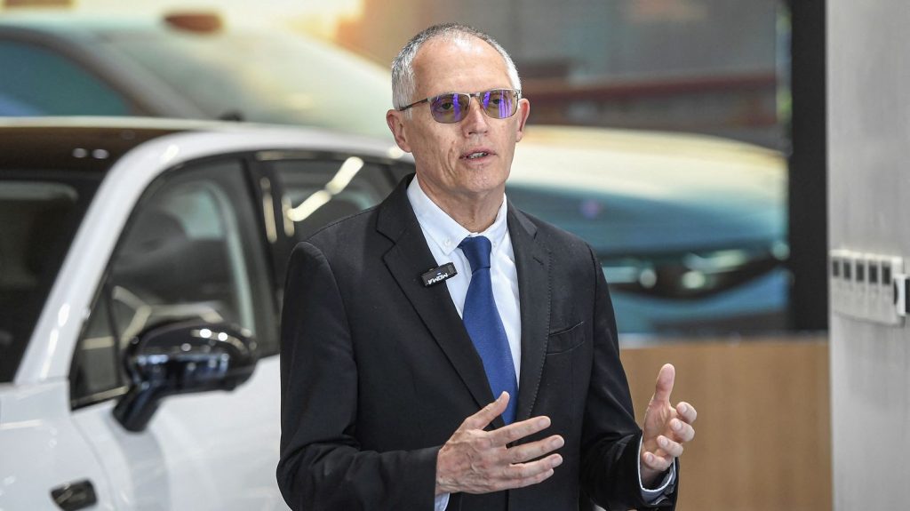 Automobile : le patron de Stellantis s'oppose à un report des règles européennes sur les émissions de CO2
Alors que le marché des voitures électriques n'est pas au meilleur de sa forme, un lobby européen a demandé un report de deux ans des objectifs CO2 prévus en 2025. Carlos Tavares, PDG de Stellantis, s'y est vivement opposé dimanche.