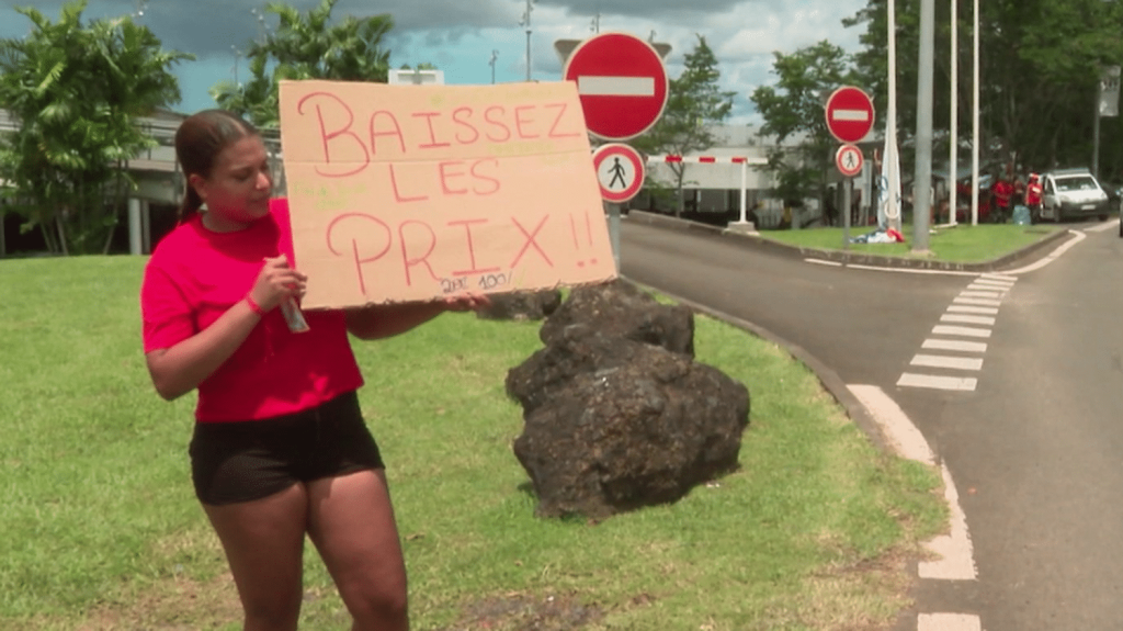 Martinique : des habitants se mobilisent face aux prix élevés dans les supermarchés
En Martinique, les prix dans les supermarchés sont 40% plus chers qu'en métropole. Alors, certains habitants se mobilisent depuis plusieurs jours. Ils réclament un alignement des prix avec ceux de la métropole.
