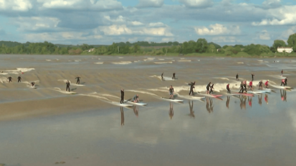 Gironde : grâce au mascaret, les surfeurs apprécient les plaisirs de la glisse sur un fleuve
Le mascaret est un phénomène naturel qui se produit seulement durant les grandes marées. À Saint-Pardon, en Gironde, les surfeurs profitent de cette vague qui remonte la Dordogne, parfois sur plusieurs kilomètres.