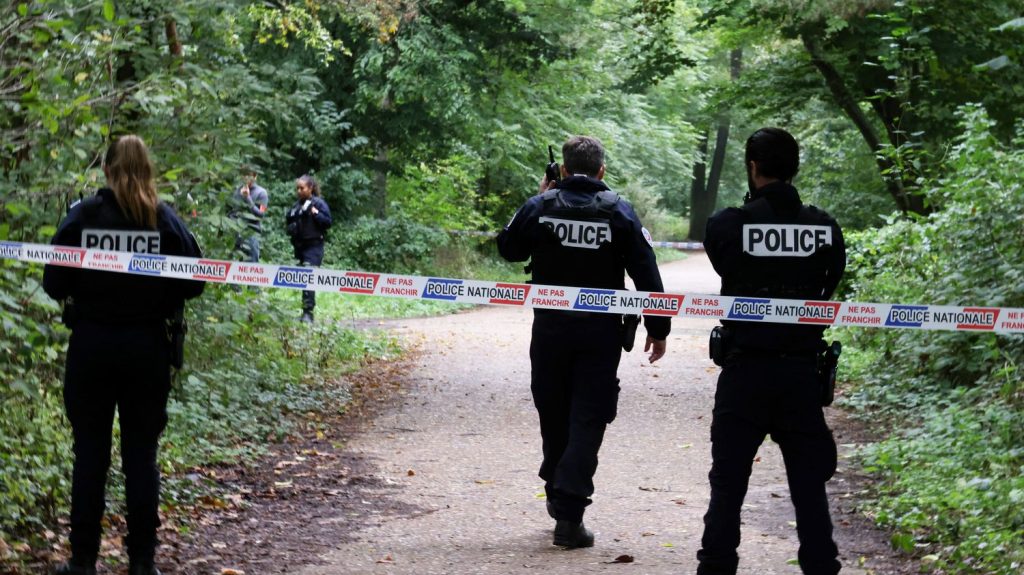Etudiante retrouvée morte au bois de Boulogne : un suspect de 22 ans interpellé en Suisse
Le corps partiellement enterré de la jeune Philippine, 19 ans, avait été découvert samedi lors d'une battue organisée par des proches.