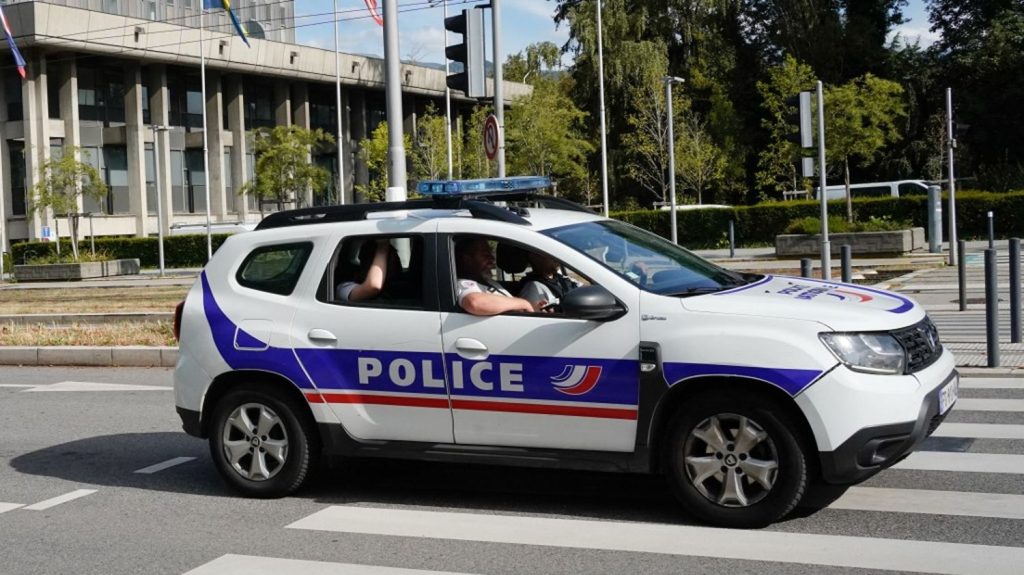 Agent municipal tué à Grenoble : le suspect avait déjà été condamné dans une affaire de meurtre
L'homme "était présent à proximité du meurtrier lors du meurtre" de Luc Pouvin, en 2015, près de Grenoble, selon le parquet. Il avait été condamné à huit mois de prison pour port d'arme.