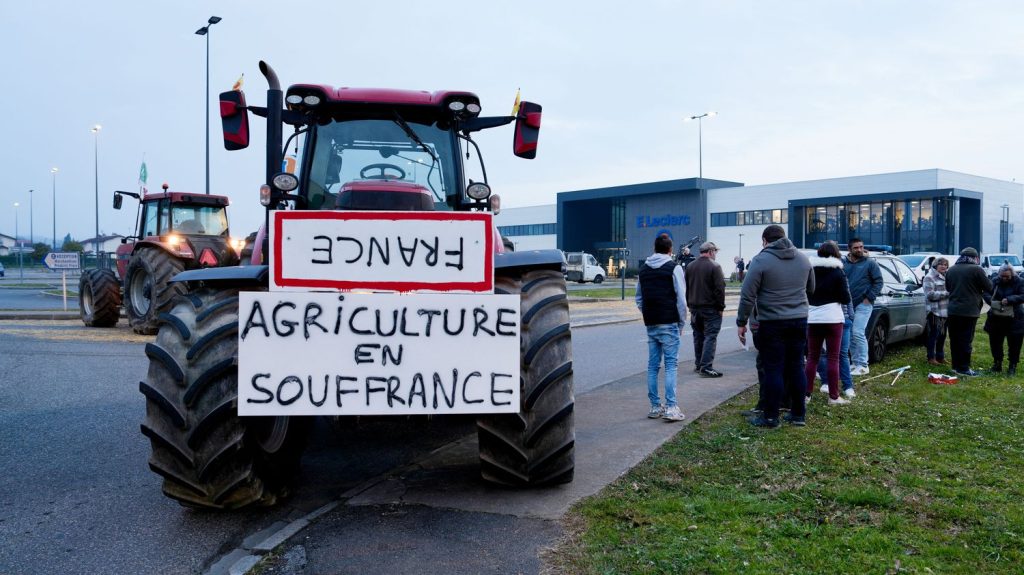 Normes, usage des pesticides, nouvelles installations : ce que les syndicats agricoles attendent de Michel Barnier à Matignon
Les syndicats agricoles veulent maintenir la pression sur l'exécutif, neuf mois après la mobilisation historique des agriculteurs. La FNSEA et les Jeunes agriculteurs (JA) ont publié jeudi un communiqué commun pour rappeler leurs revendications.