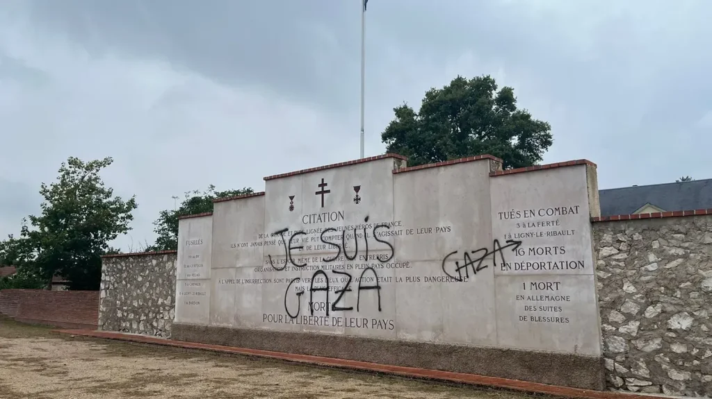 Des tags "Je suis Gaza" découverts sur la nécropole d'hommage aux résistants à La Ferté-Saint-Aubin, dans le Loiret
Le lieu rassemble 75 tombes de résistants tués par les nazis en Sologne.