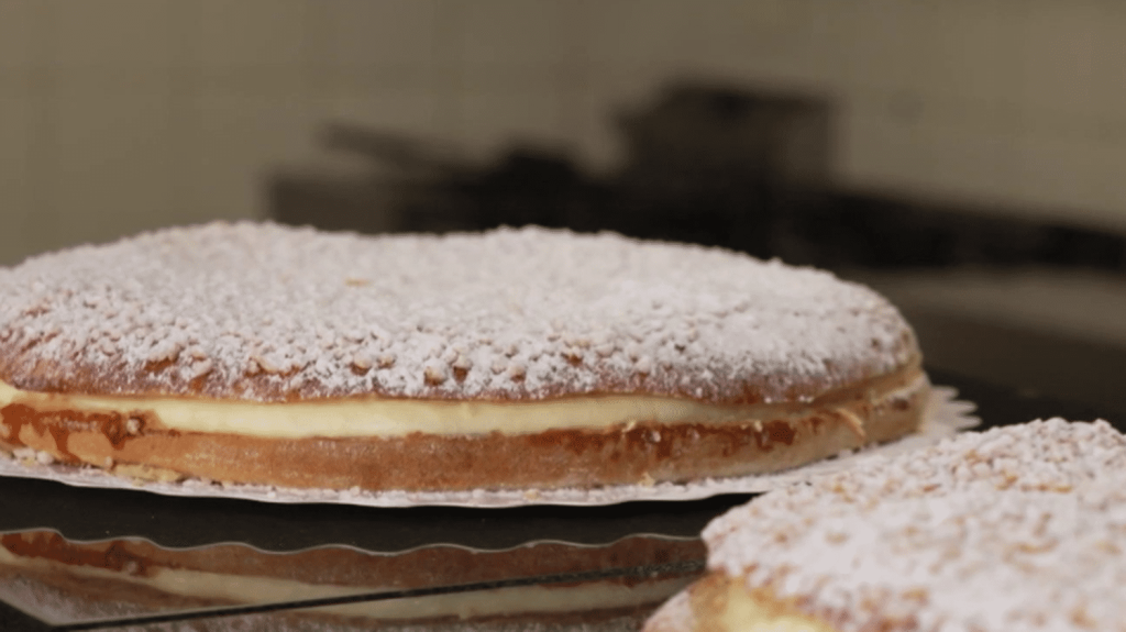 Pâtisserie : la tarte tropézienne, célébrité sucrée de Saint-Tropez
Outre son côté glamour, Saint-Tropez (Var) est aussi connue pour sa tarte tropézienne. C'est Brigitte Bardot qui l'a rendue célèbre il y a 70 ans, alors qu'elle participait dans le village au tournage du film "Et Dieu… créa la femme".