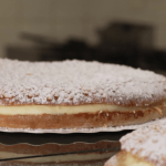 Pâtisserie : la tarte tropézienne, célébrité sucrée de Saint-Tropez
Outre son côté glamour, Saint-Tropez (Var) est aussi connue pour sa tarte tropézienne. C'est Brigitte Bardot qui l'a rendue célèbre il y a 70 ans, alors qu'elle participait dans le village au tournage du film "Et Dieu… créa la femme".