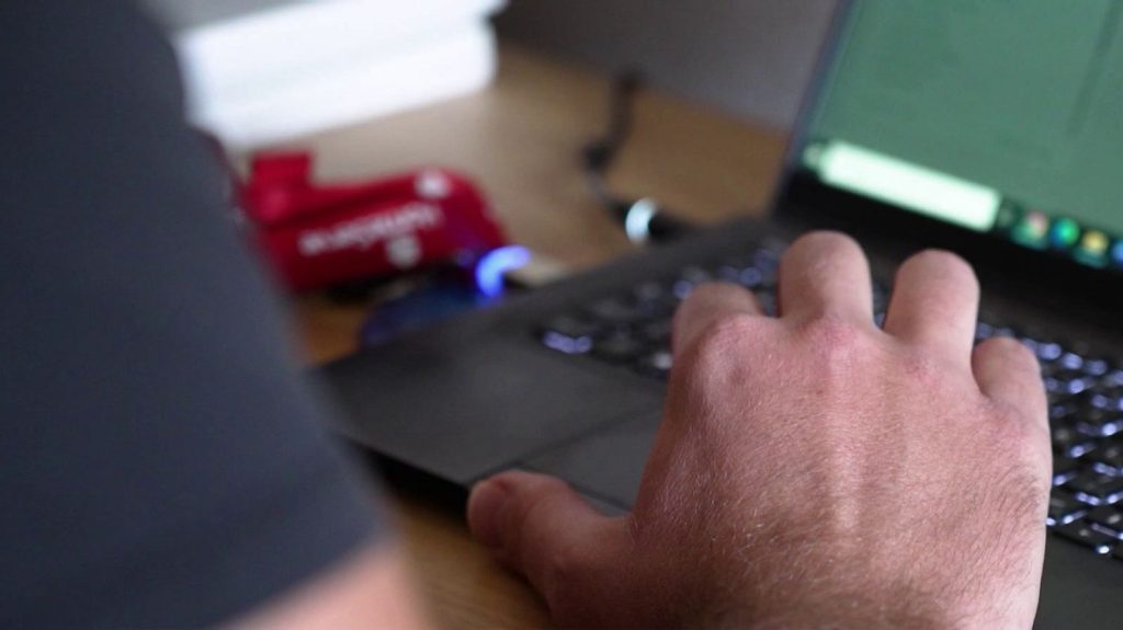 Entreprise : Faut-il renoncer au télétravail ?
Apple ou encore Amazon entendent inverser une tendance qui s’est mise en place depuis la crise du Covid. Récemment, ces grands groupes ont adressé un courrier à leurs salariés pour les prévenir de la fin du télétravail. Reportage.