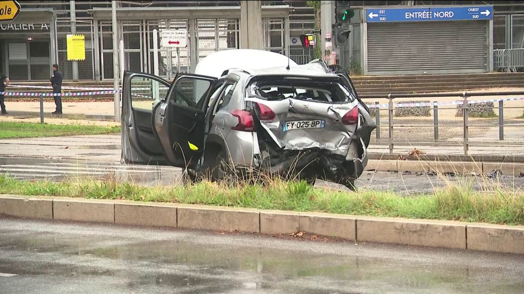 A Grenoble, un employé municipal a été tué par balles en intervenant après un accident de la route, le tireur toujours en fuite
Les policiers travaillent actuellement à l'identification du tireur, a fait savoir le procureur.