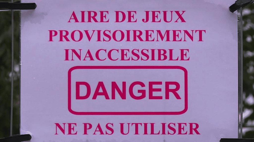 Toulouse : de la soude caustique dispersée sur une aire de jeux pour enfants
À Toulouse, un enfant de deux ans a été grièvement brûlé par de la soude caustique répandue sur une aire de jeux, mercredi 18 septembre. Ce dernier est hors de danger. Des prélèvements ADN ont été effectués sur une bouteille du produit retrouvé à proximité des installations, extrêmement dangereux.