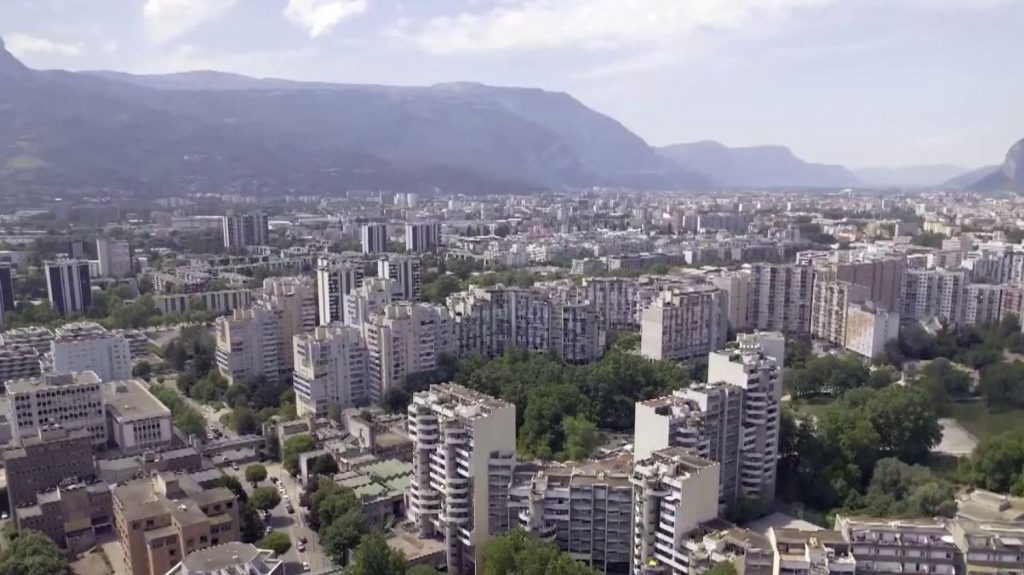Mort d’un agent municipal à Grenoble : la traque du suspect se poursuit
À Grenoble (Isère), la traque continue pour tenter de retrouver le chauffard qui a tué un agent municipal, dimanche 8 septembre. On en sait un peu plus sur le profil du suspect : un homme de 25 ans qui avait été condamné pour des vols, des trafics et des violences, y compris en prison.