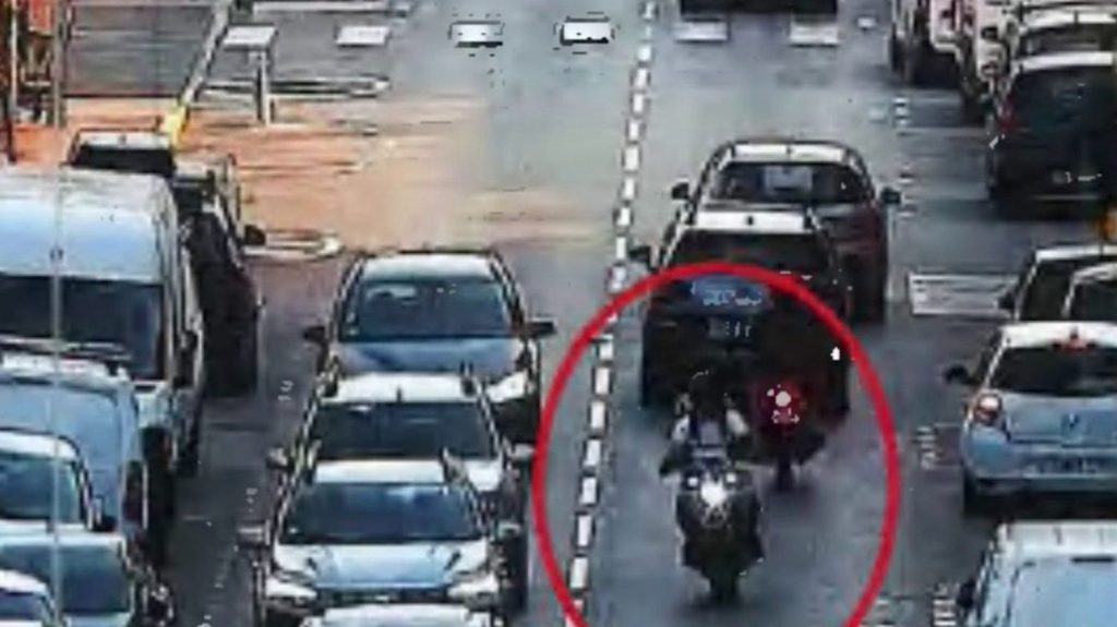 Fillette renversée à Vallauris : la vidéosurveillance dévoilée
Les images de la vidéosurveillance de la moto juste avant l’accident ont été dévoilées après le drame qui a coûté la vie à Kamilya âgée de 7 ans.