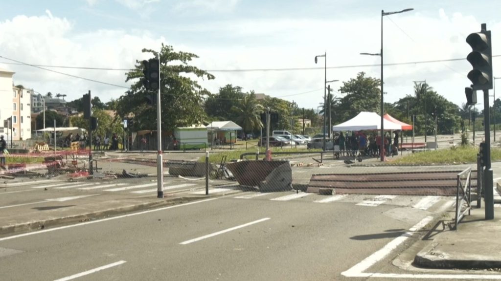 Transport, octroi de mer, marges distributeurs… Ce qui explique la vie chère en Martinique
Les différences de prix, notamment sur les produits alimentaires, entre l'Hexagone et la Martinique sont parfois saisissantes. Plusieurs causes sont à l'origine de ces écarts qui suscitent la colère sur l'île, comme les frais de transport des produits. Les élus en appellent désormais à l'Etat.