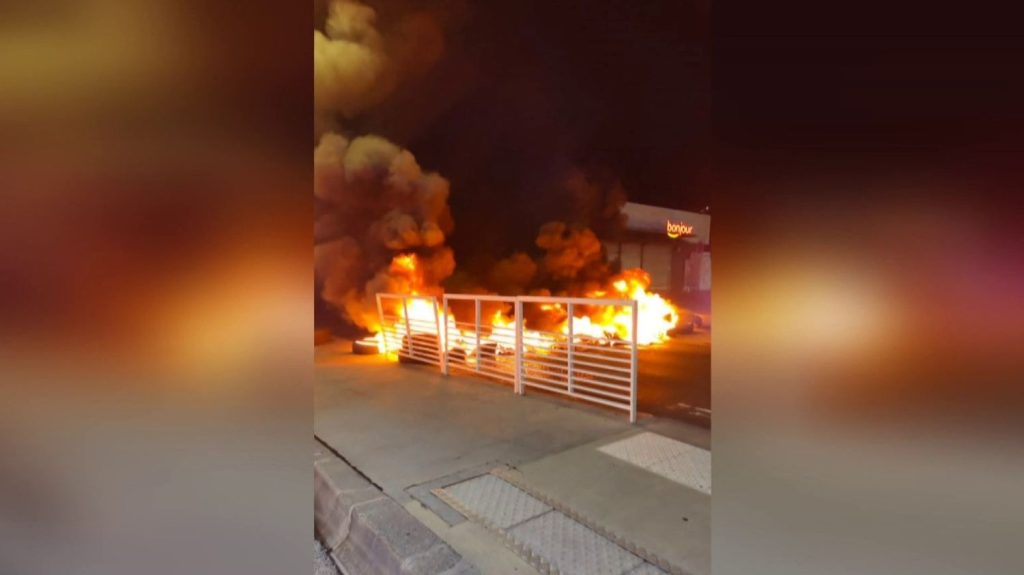 Martinique : la mobilisation contre la vie chère bascule dans la violence
En Martinique, six policiers ont été blessés par des tirs de plomb à Fort-de-France, alors que habitants se mobilisent contre la vie chère.
