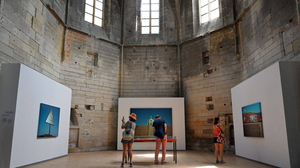 Alzheimer : aux Rencontres de la photographie d'Arles, des visites spéciales pour que "ça débloque la mémoire"
La 55e édition du festival de la photographie à Arles propose des visites aux personnes atteintes de la maladie d'Alzheimer. Objectif : mobiliser la mémoire, ouvrir l'imagination et sortir d'un quotidien "difficile".
